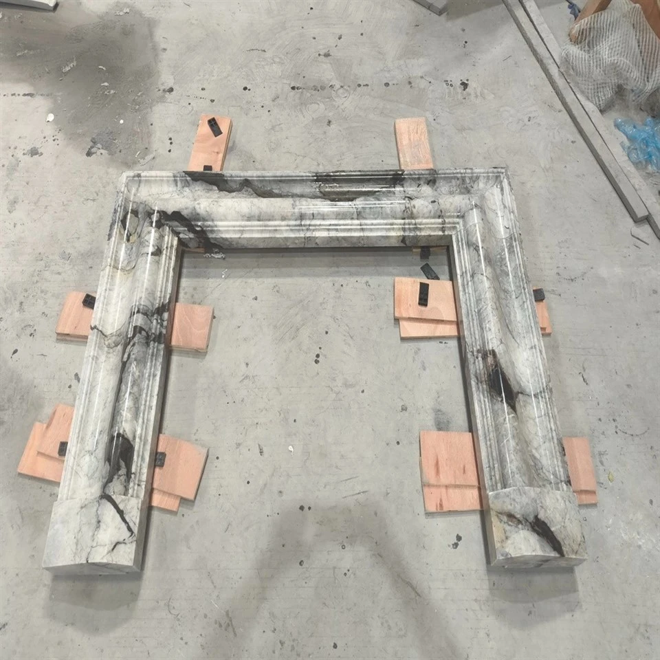 Vnútorný krb Calacatta Iron White Marble